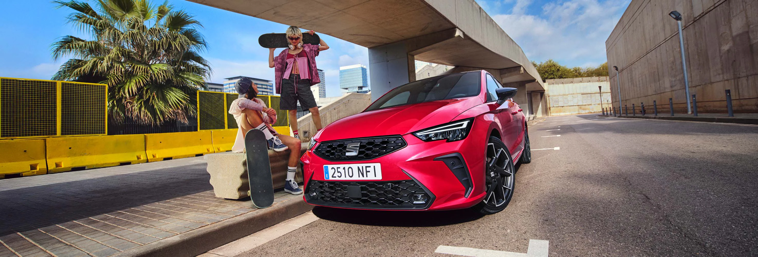 SEAT Ibiza FR w kolorze Desire Red w mieście &ndash; zdjęcie lewego boku
